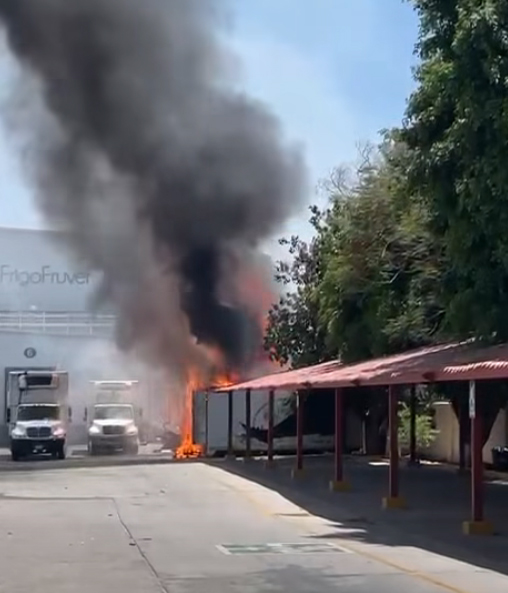 Arrasa incendio con vehículos