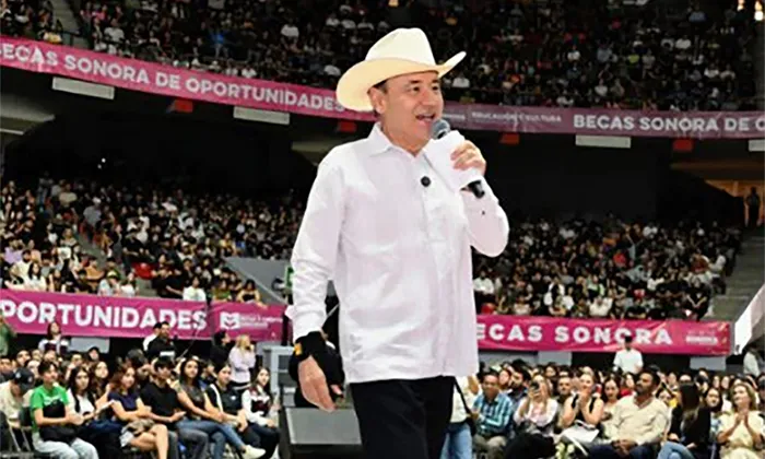 Entregan gobernador becas estudiantes hermosillenses