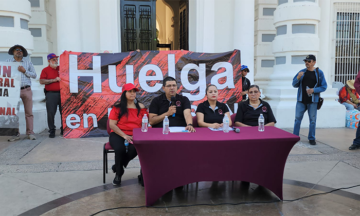 Inicia Staus plantón y huelga de hambre por relevos en Palacio de Gobierno
