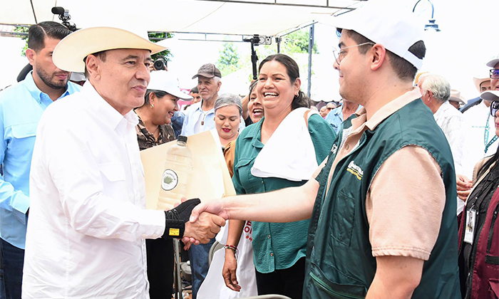 Lleva gobernador obras y servicios a la sierra