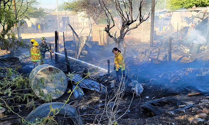 Arrasan incendios con viviendas y autos en San Luis Río Colorado