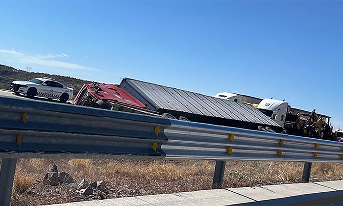 Causa congestionamiento vial choque de tres tráilers al norte de Guaymas