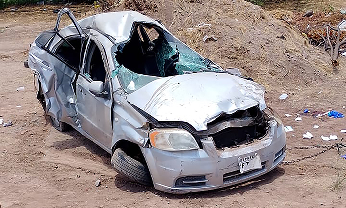Deja volcamiento un herido grave en el Camino del Seri