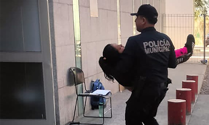 Auxilian policías a menor en labor de parto