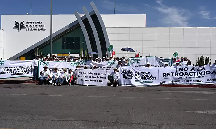 Se manifiestan jubilados de dependencias federales en el aeropuerto local
