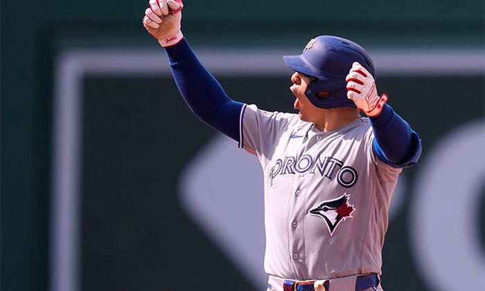 “Barre” Azulejos a Medias Rojas de Boston con doblete de Brandon Valenzuela