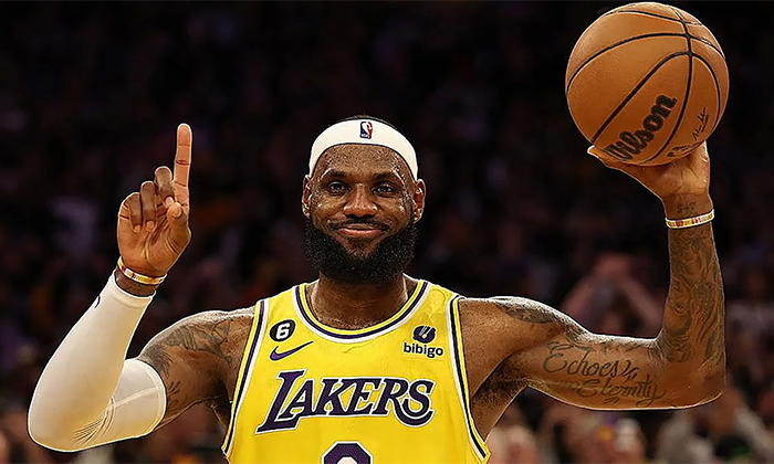 LeBon James anuncia que jugará una temporada más