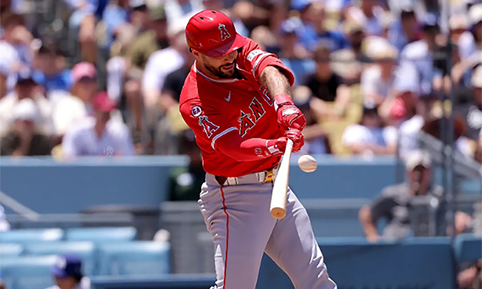 Angelinos apalean a Dodgers por 13-5; Evitan “barrida” en la serie