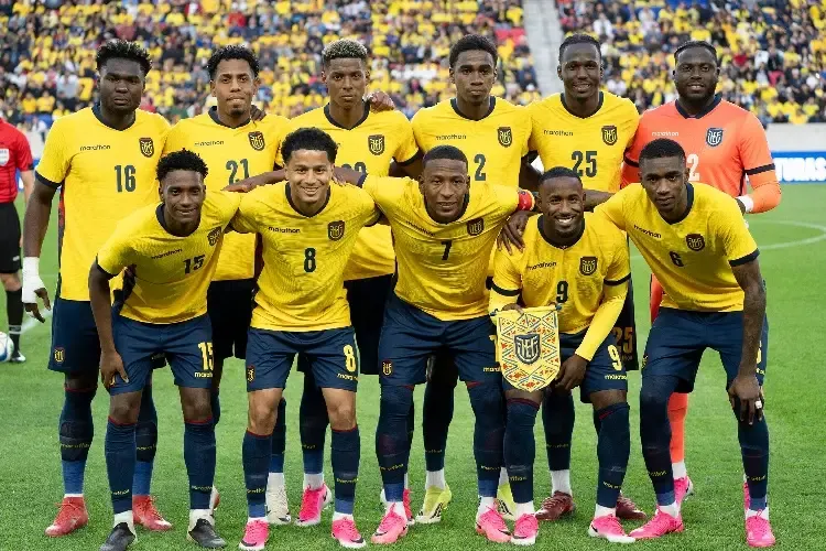 Ecuador mantiene reclamo ante la FIFA tras duelo con México