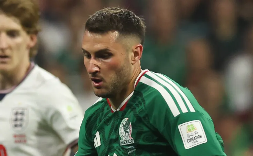 Santiago Giménez es hospitalizado tras el México-Inglaterra