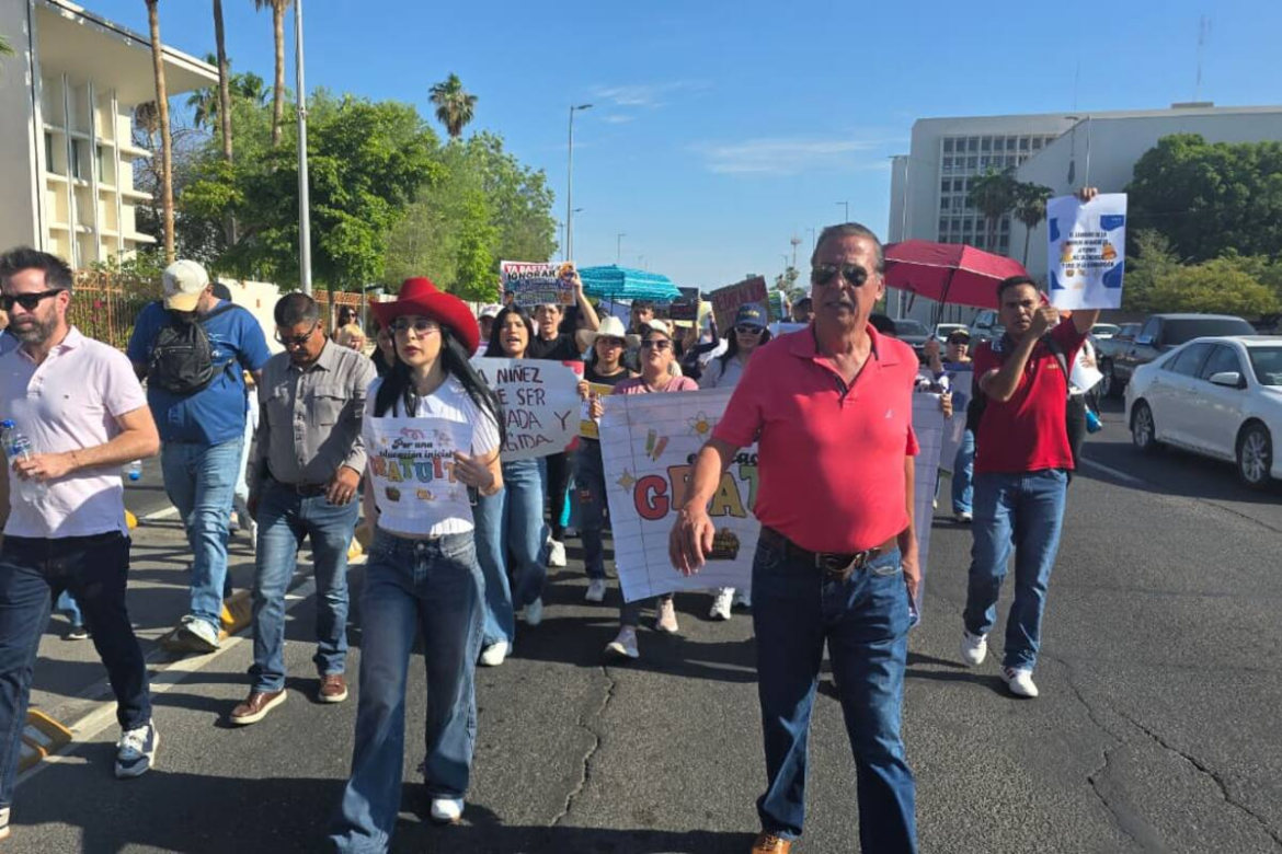 Lupita Villalobos lidera marcha en Sonora