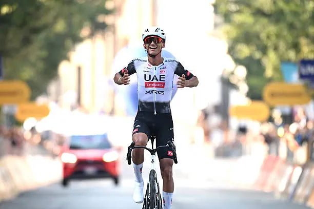 Isaac del Toro emociona a aficionados mexicanos en el Tour