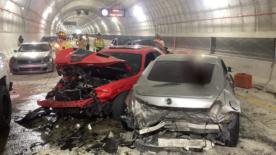 Choque múltiple entre autos deportivos provoca caos vial en Tijuana