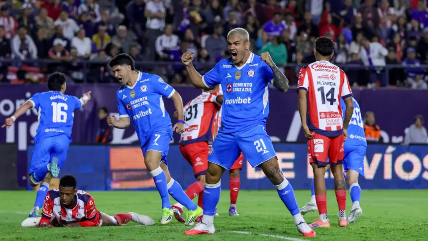 Cruz Azul remonta y estrena el título con triunfo