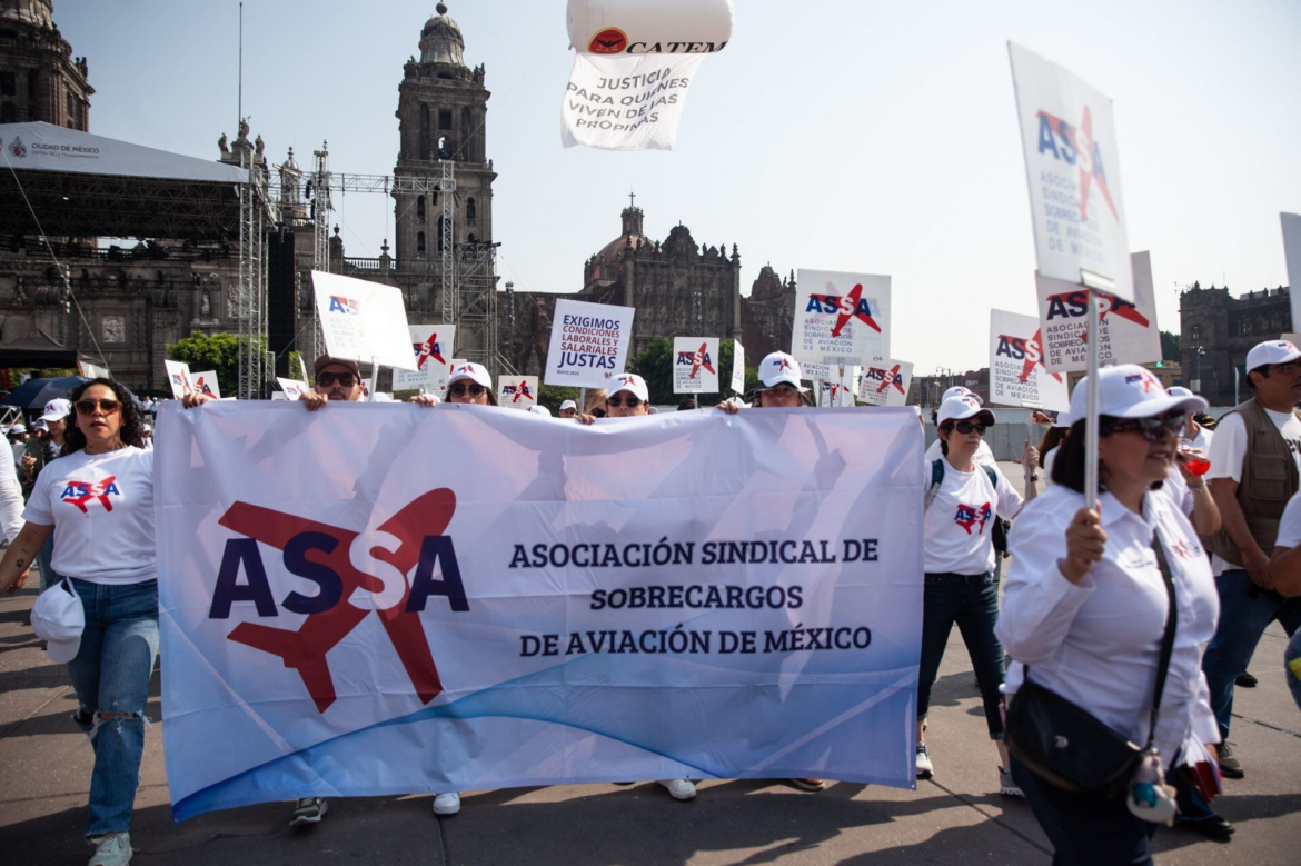 Sobrecargos de Aeroméxico retoman diálogo y alistan huelga