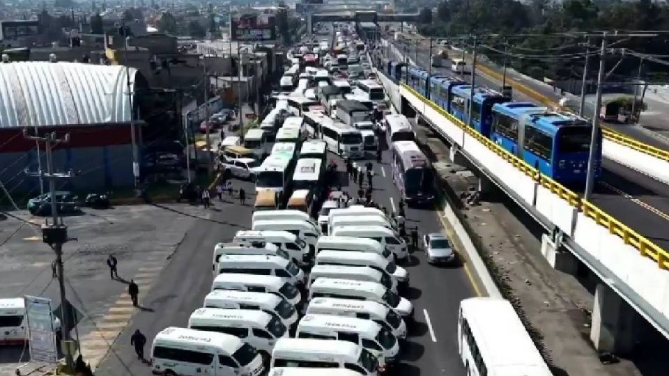 Exigen seguridad y bloquean la autopista México-Puebla