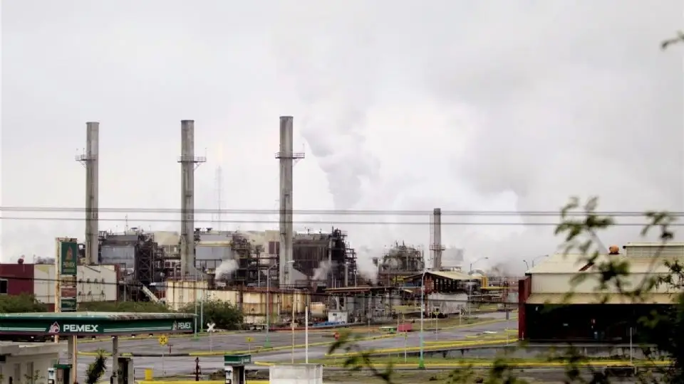 Pemex controla fuga con fuego incipiente en refinería Olmeca