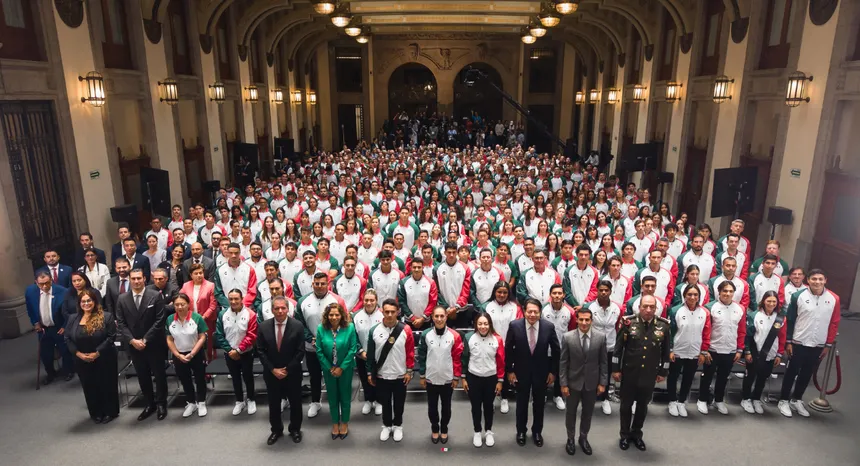 Sheinbaum Abandera A La Delegación Mexicana