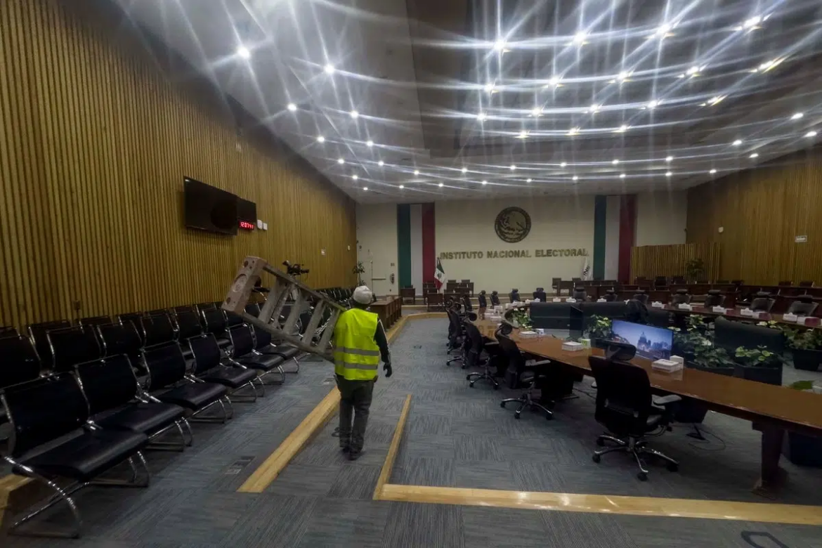 INE aplaza otra vez reglas para procesos internos rumbo a 2027