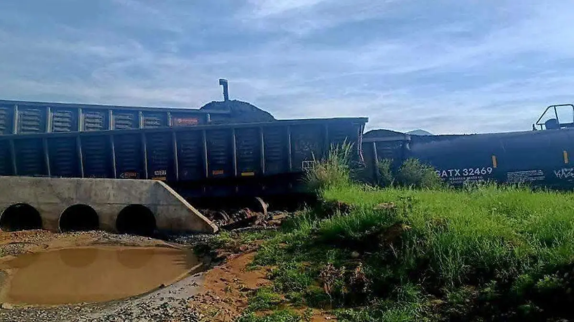Atienden emergencia ambiental tras derrame químico por tren descarrilado