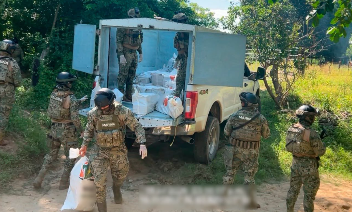 Decomisan 834 kilos de presunta cocaína en vehículo abandonado en Tonalá