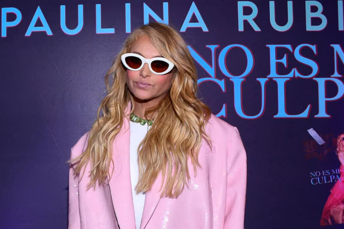 Paulina Rubio es acusada de no pagar vestido de Coachella