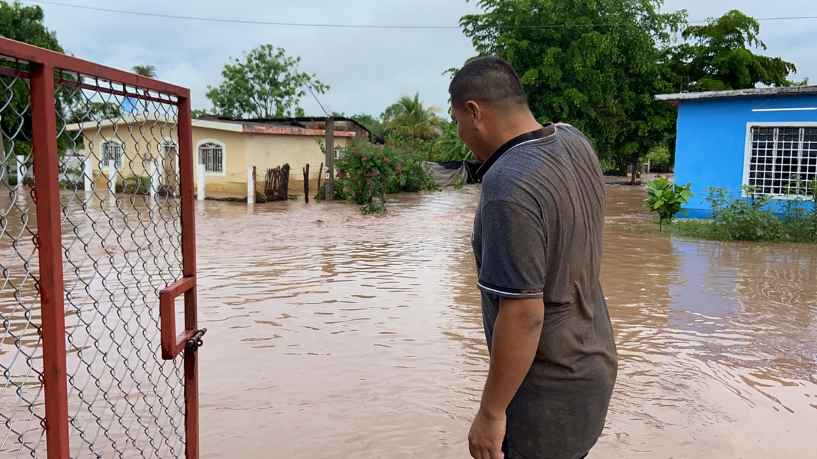 Lluvias provocan inundaciones y evacuaciones en Mocorito, Sinaloa