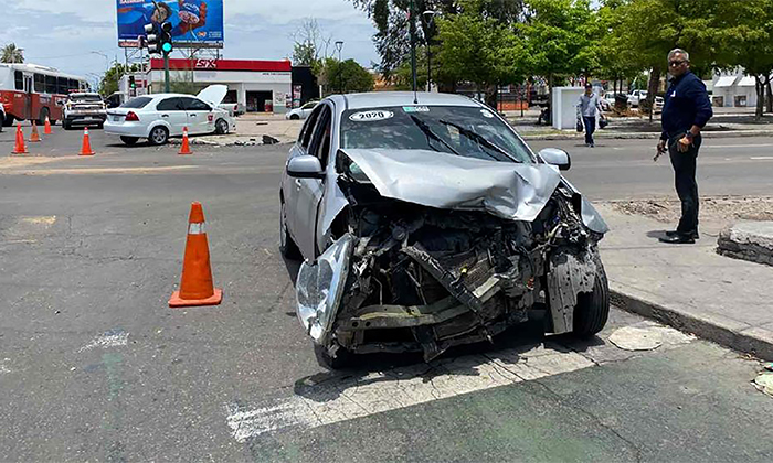 Protagonizan fuerte choque en el cruce del bulevar Luis Encinas y Revolución