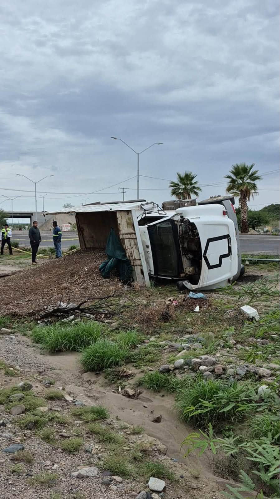 Vuelca dompe cargado con grava en la salida norte de Hermosillo