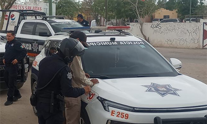 Intenta quemar un automóvil y lo arrestan en la colonia Villa Hermosa