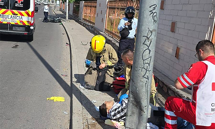 Motociclista colisiona contra poste de alumbrado en el bulevar Encinas casi con Rosales