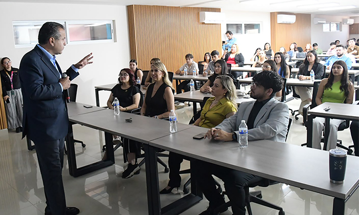 Destaca Toño Astiazarán crecimiento económico ante estudiantes de la Universidad Vizcaya