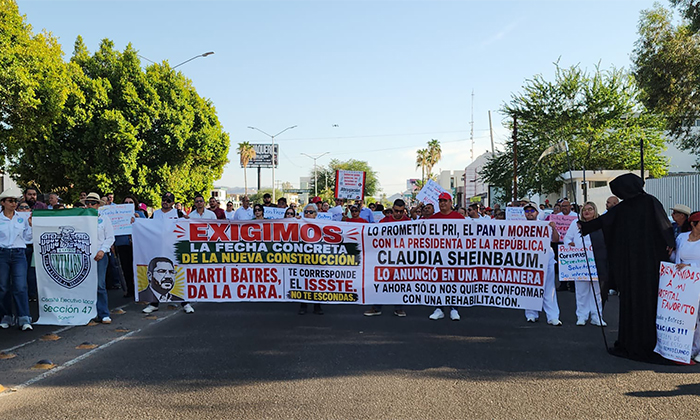Personal y derechohabientes del Issste bloquean bulevar Morelos ante múltiples deficiencias en el hospital