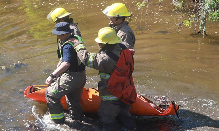 Rescatan a adulto mayor al caer a canal