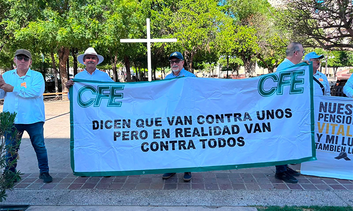 Jubilados de la CFE se manifiestan en Palacio