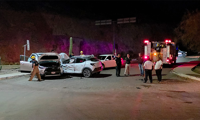 Resultan lesionados conductora y su hijo en triple choque