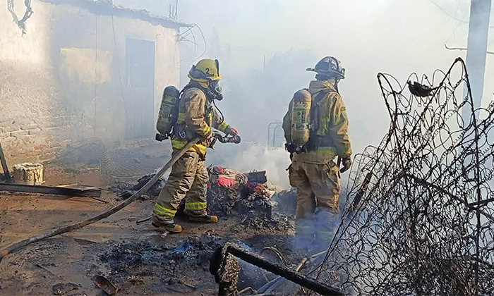 Arrasa incendio con vivienda en Empalme
