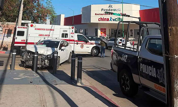 Se impacta patrulla contra automóvil en Guaymas
