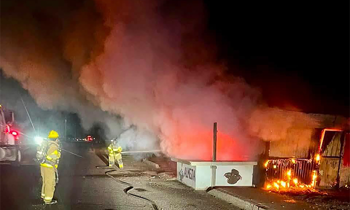 Destruye incendio puesto de mariscos en el puente Douglas
