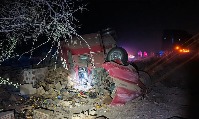 Vuelca tráiler y rapiñan carga de mezcal en Guaymas