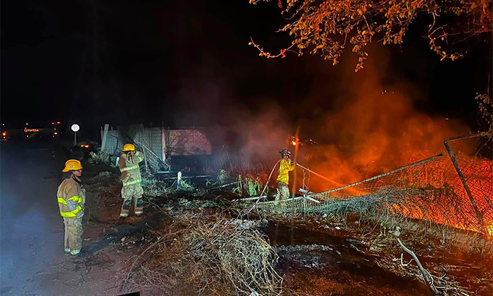 Controlan Bomberos incendio de maleza en Empalme