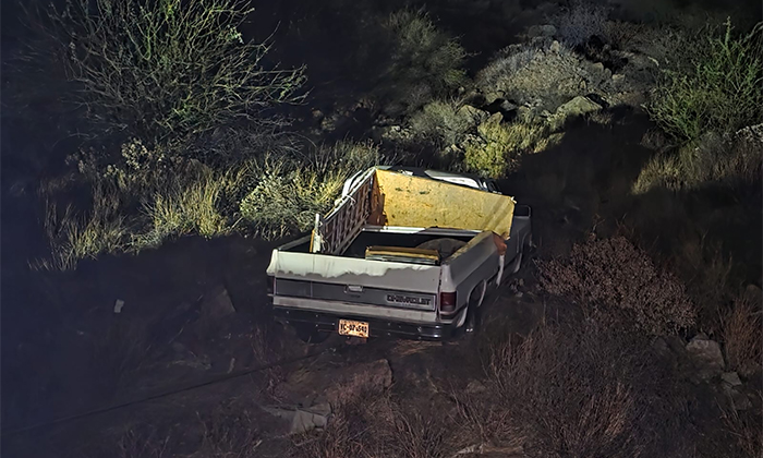 Cae pick up a barranco y lo dejan abandonado en Guaymas