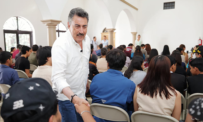 Expone Javier Lamarque orígenes de Morena ante jóvenes de Navojoa