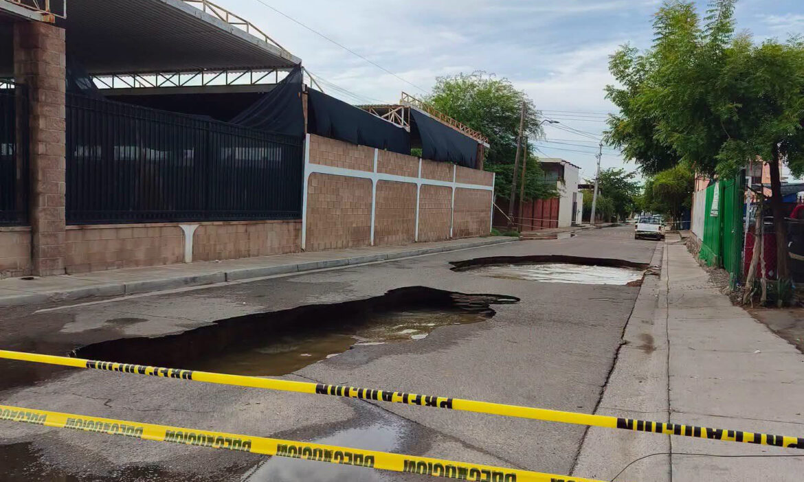 Se abre enorme socavón tras torrencial lluvia en la colonia El Sahuaro