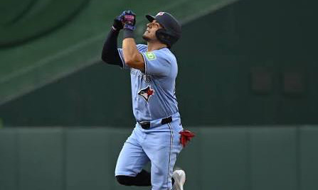 Kirk y Urías contribuyen a triunfo de Toronto