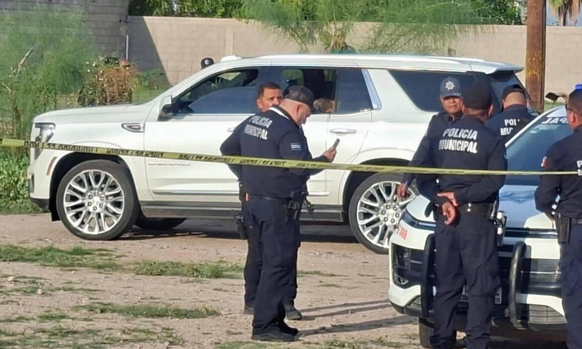 Localizan camioneta con tres cadáveres en el surponiente de la ciudad