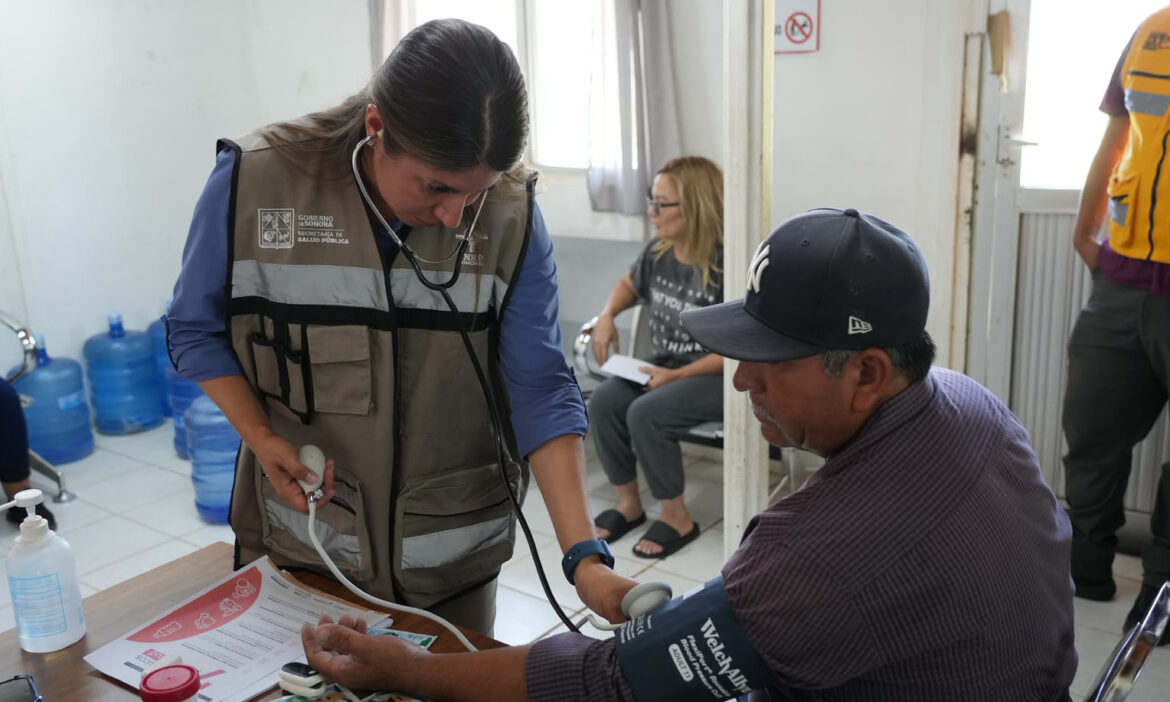 Personal de la Secretaría de Salud llevan atención médica a pobladores de Naco