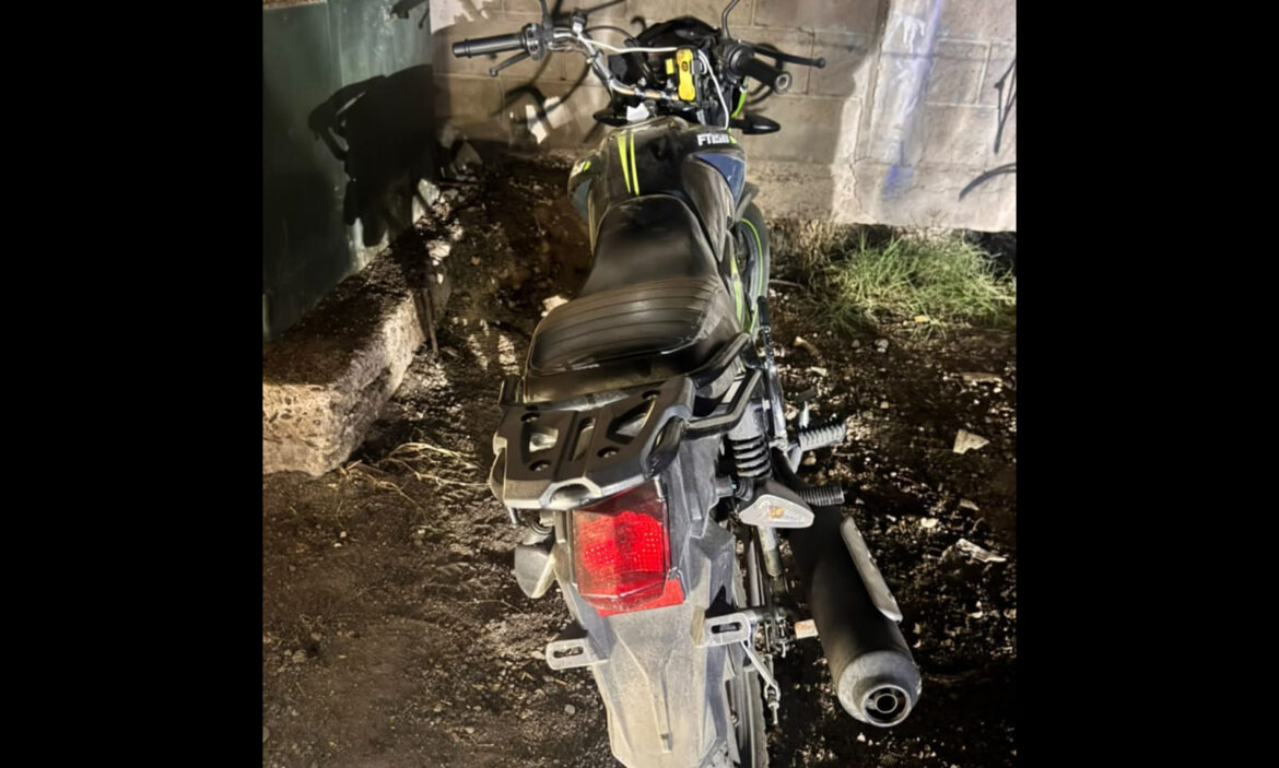 Localizan una motocicleta robada en la colonia Urbi Villa del Prado