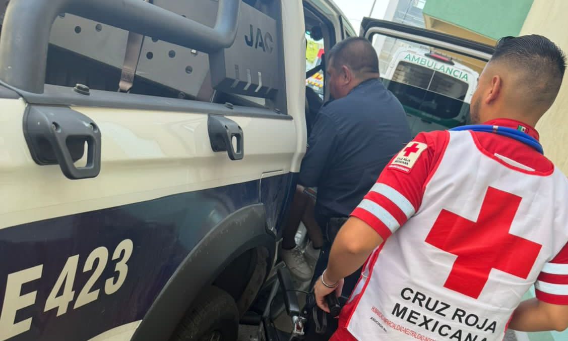 Policías Municipales auxilian a personas enfermas en San Pedro El Saucito
