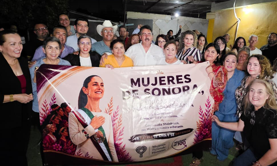 Javier Lamarque dialoga con familias de Palo Verde durante asamblea informativa